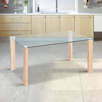 Mesa de centro com tampo de vidro e pernas de madeira em cozinha clara