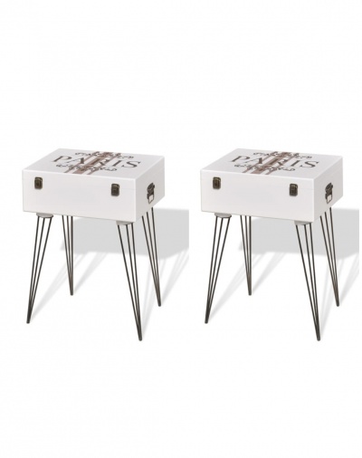 Duas mesas auxiliares brancas com pernas pretas finas e design de mala decorativa com texto e imagem da torre Eiffel.