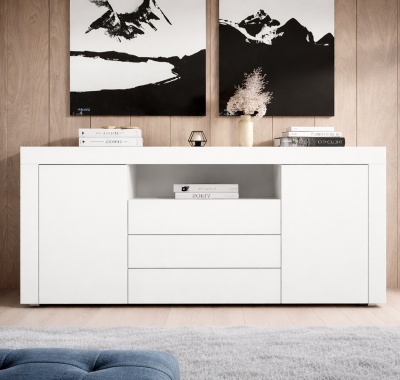 Aparador branco com decoração minimalista e quadros modernos na parede
