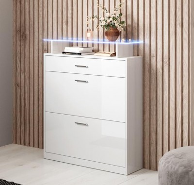 Móvel branco lacado com gaveta e portas, em ambiente com parede ripada de madeira e chão claro