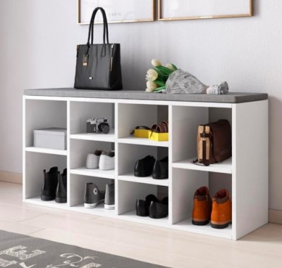 Móvel organizador branco com tampo cinza com sapatos e acessórios