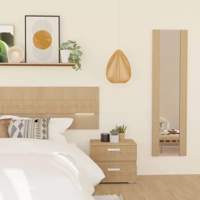Quarto com cama, almofadas, mesa de cabeceira, candeeiro de madeira e espelho vertical.