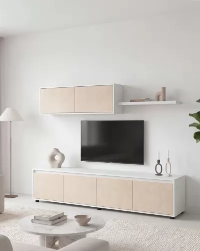 Móvel de TV branco com portas em madeira clara e decoração minimalista