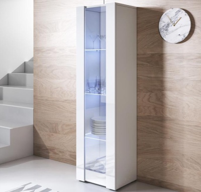 Armário alto de cozinha branco com porta de vidro, copos e pratos, parede de madeira e relógio marmore