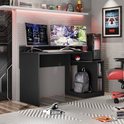 Secretária preta com dois ecrãs curvos em ambiente de gaming com mochila, cadeira vermelha e tapete cinza geométrico