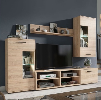 Conjunto de móveis de sala em madeira clara com TV