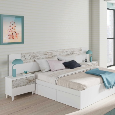 Quarto moderno com cama de casal branca e cabeceira de madeira clara, duas mesas de cabeceira brancas com lâmpadas azuis, almofadas coloridas e quadro decorativo na parede.