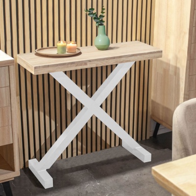 Consola com tampo em madeira clara e base metálica branca em ambiente interior com parede de madeira e decoração