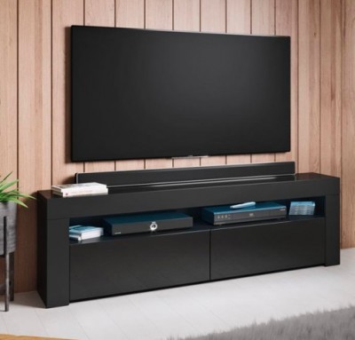 Móvel para TV preto com prateleiras e portas sob televisão preta numa parede de madeira
