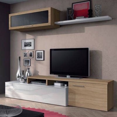 Estante de televisão com prateleira branca e objetos decorativos