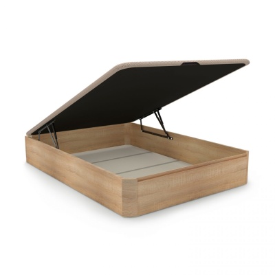 Cama com estrutura de madeira clara e interior de tecido preto com tampo elevatório