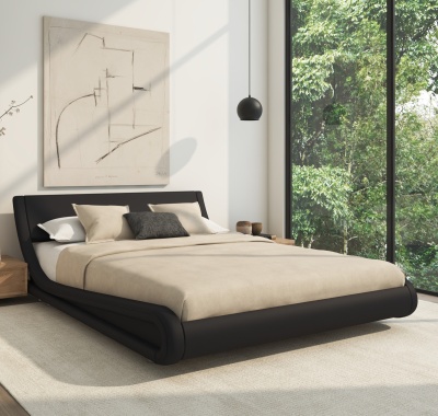 Cama preta estofada com roupa bege e almofadas em quarto moderno com janela grande e vista verde