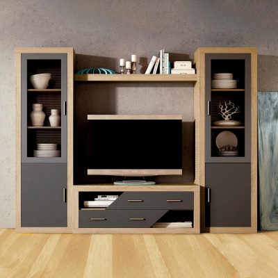 Móvel de sala com armários em madeira clara e portas cinzentas, televisão no centro e decoração com cerâmicas e livros