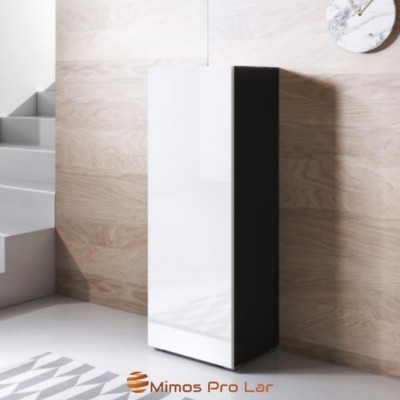 Armário alto branco e preto numa sala moderna com escada e tapete geometrico