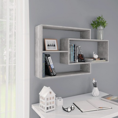 Estante de parede cinza claro com livros e objetos decorativos em ambiente de escritório minimalista