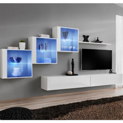 Móvel de sala com prateleiras brancas iluminadas, televisão e decoração sobre fundo cinza.