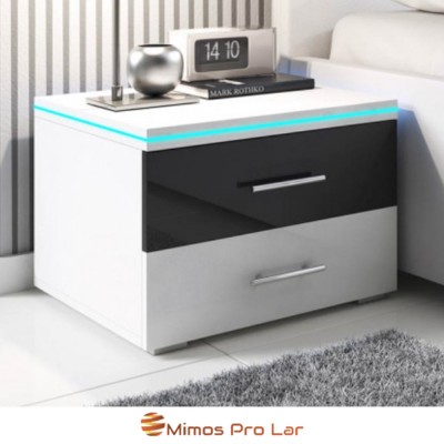 Mesa de apoio branca com gavetas preta e cinzenta, luz azul, junto a sofá e tapete