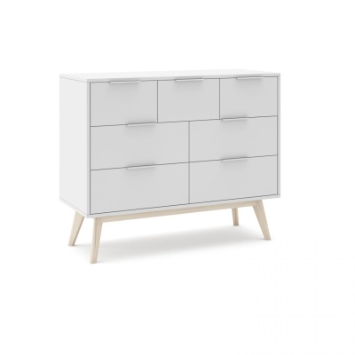 Cómoda branca com sete gavetas e pernas inclinadas de madeira clara