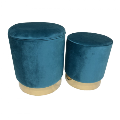 Dois pufes redondos azuis em veludo com bases douradas