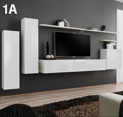 Conjunto de móveis suspensos brancos com televisão e prateleira decorativa numa sala de estar moderna