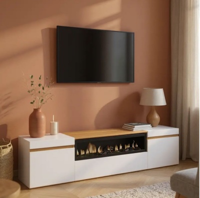 Móvel TV branco com tampo madeira, TV preta na parede terracota, vaso castanho, vela, lareira decorativa, lâmpada de mesa e cortina bege