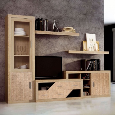 Móvel de sala de madeira clara com vitrine, gavetas, armário e prateleiras com decoração