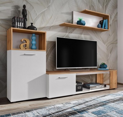 Móvel de sala moderno em madeira clara e branco com decoração e televisão