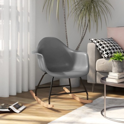 Cadeira de baloiço cinzenta com base em madeira numa sala de estar moderna