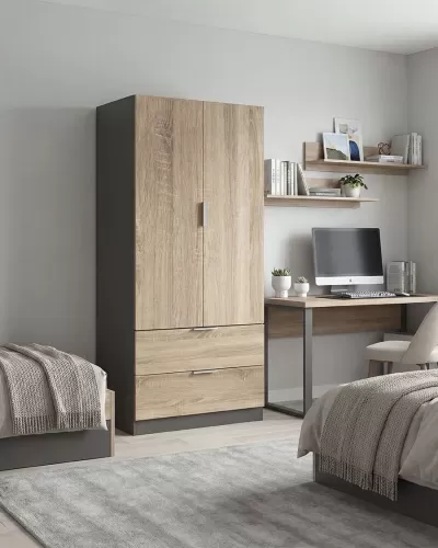 Quarto com armário de madeira clara, cama cinza, secretária com computador e prateleiras com livros
