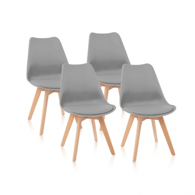 Quatro cadeiras cinzentas com pernas de madeira clara em fundo branco