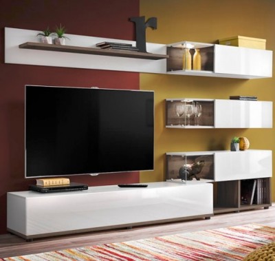 Conjunto de móveis brancos modernos para sala de estar com televisão e decoração