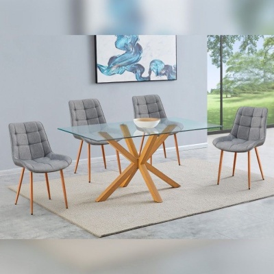 Mesa de jantar de vidro com quatro cadeiras cinza em ambiente interior