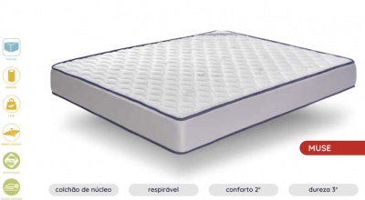 Colchão branco com padrão acolchoado e etiqueta vermelha 'MUSE'