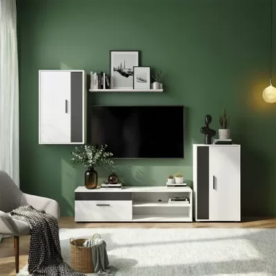 Conjunto de móveis para sala com armários branco e cinza, prateleira, plantas e TV num ambiente com parede verde e cadeira cinza