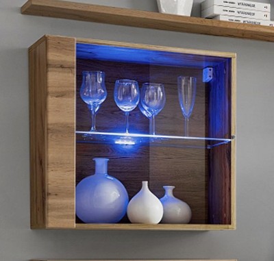 Móvel de parede em madeira com iluminação azul, copos de vidro e vasos brancos