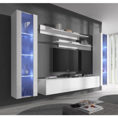 Móvel moderno com vitrines iluminadas, TV montada e prateleiras na sala de estar