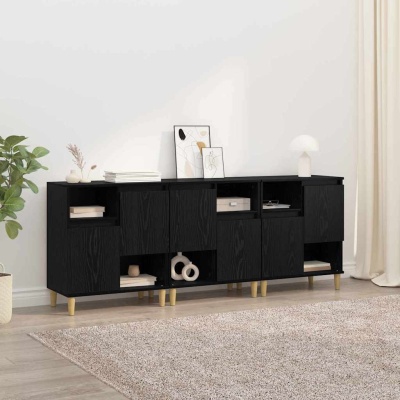 Móvel preto de madeira com portas e nichos, pés de madeira clara, decorado num ambiente interior com piso de madeira, tapete cinza e cortinas claras