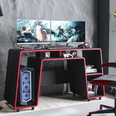 Secretária de gaming preta com detalhes em vermelho e monitores duplos numa sala com parede cinzenta.