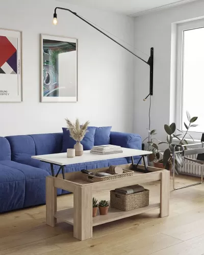 Mesa de centro extensível em sala com sofá azul e candeeiro de parede