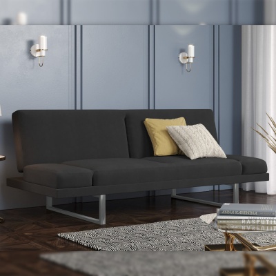 Sofá preto com almofadas amarela e bege numa sala com parede azul e luminárias brancas