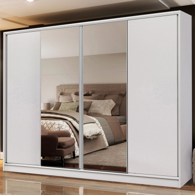 Guarda-roupa branco com portas espelhadas e lisas refletindo cama num quarto