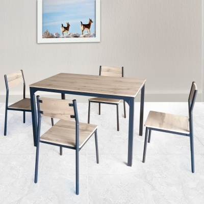 Conjunto de mesa de jantar retangular e quatro cadeiras em madeira clara e metal cinza escuro num ambiente interior