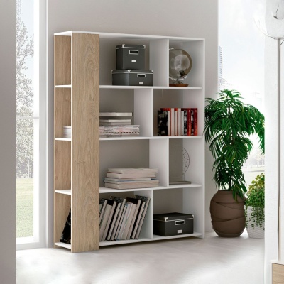 Estante branca com laterais de madeira clara, livros, caixas, objetos decorativos e planta ao lado