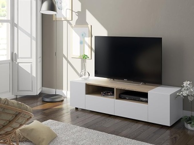 Sala com aparador branco, televisão preta, luminária cinza e tapete cinza claro