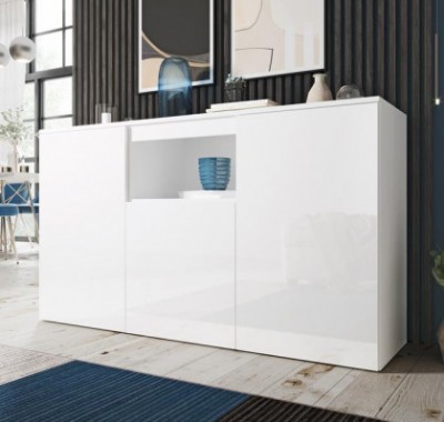 Aparador branco lacado com três portas e copo azul no nicho central em sala moderna