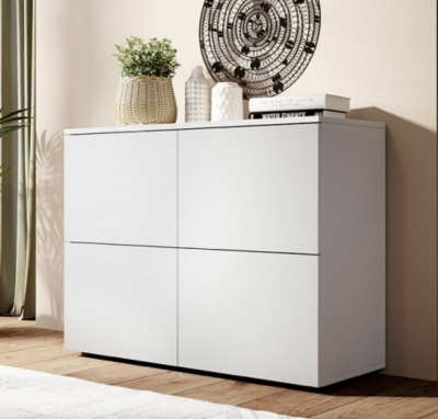 Móvel branco com quatro portas em ambiente com decoração e planta em vaso de palha