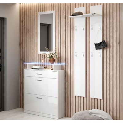 Móvel branco com gavetas, espelho e placas de ganchos presas numa parede de madeira