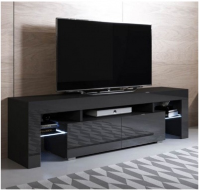 Móvel de televisão preto com televisão e tapete cinza geométrico