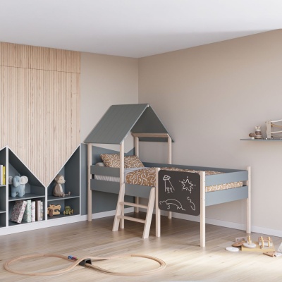 Cama infantil em forma de casinha com painel quadro-negro e estante triangular embutida