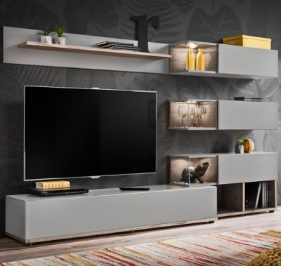 Móvel de sala de estar moderno com prateleiras brancas e madeira clara com televisão e decoração